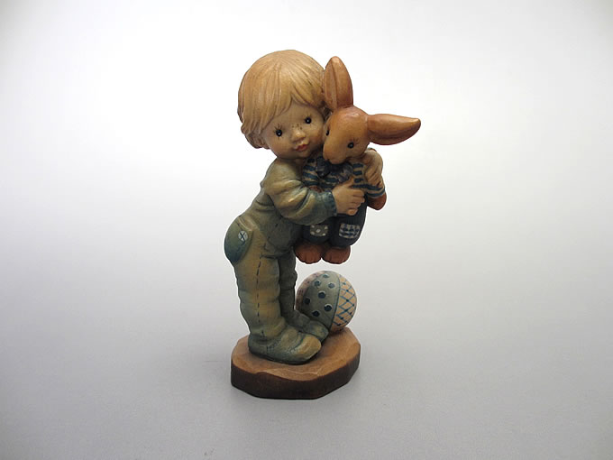 アンリの木彫り人形（兎とサッカーボールトと男の子） | 東京世田谷の買取専門店くらしのくら