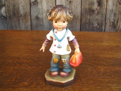 アンリの木彫り人形（お茶を運ぶ女の子） | 東京世田谷の買取専門店くらしのくら