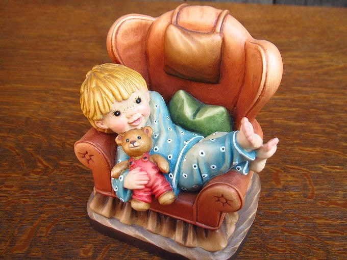 アンリの木彫り人形（兎とサッカーボールトと男の子） | 東京世田谷の買取専門店くらしのくら