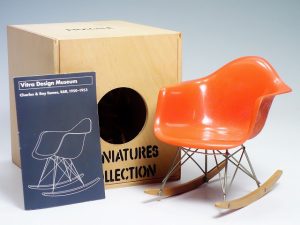 Vitra Design Museum (ヴィトラ) イームズ シェルチェア ロッキング 1